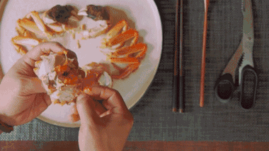 吃蟹是件风雅事，正确的吃蟹方式是这样的，误食有害健康哦